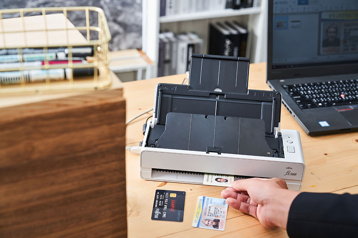 外型小巧，功能全面！Fujitsu fi-800R 高效率自動進紙掃描，手冊與證件等厚文件也難不倒它！