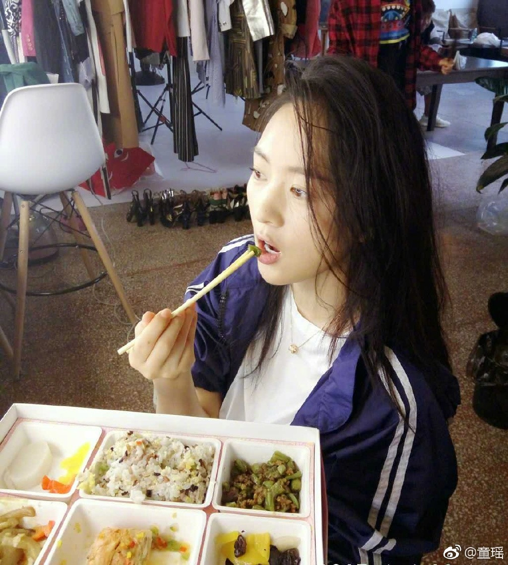 童瑤減肥/保養秘訣5：換一隻手吃飯