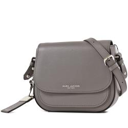 ◎◆質感街拍包|◎◆質感牛皮材質|◎◆個性有型單品品牌:MARCJACOBS品牌定位:國際精品背法:斜背/側背包款:斜背包/側背包顏色:灰色系外層材質:防刮牛皮/十字紋外層材質說明:◆尺寸約：上長20