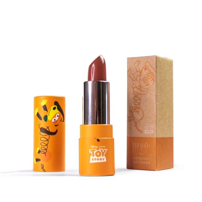 商品規格 商品簡述:1.獨特極細空氣粉體，輕盈服貼於雙唇2.薄透不卡唇紋，水嫩光澤唇色更迷人3.添加玫瑰果油、白芒花籽油 規格:3.5g 原產地:台灣 深、寬、高:2.2x2.2x7.2 保存環境:室