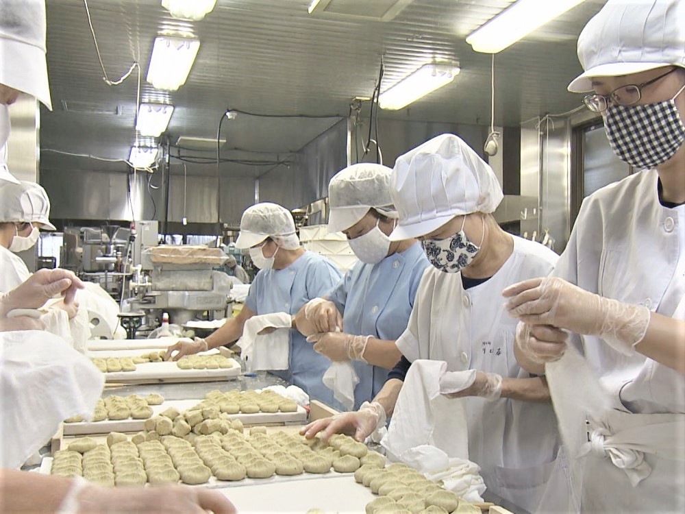 近づく秋 岐阜の老舗で栗きんとんづくり始まる 茶巾絞り でひとつひとつ手作業で