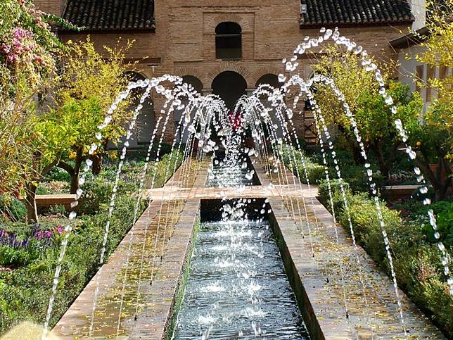 Lengkapi Rumahmu Dengan 6 Desain Air Mancur Minimalis Kece