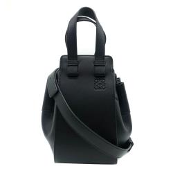 ◎專櫃定價$92000|◎可手提/斜背兩用|◎壓印經典LOGO字樣品牌:LOEWE品牌定位:國際精品背法:手提包款:斜背包/側背包顏色:黑色系外層材質:牛皮適用性別:女生開口方式:抽繩/束口尺寸-長X