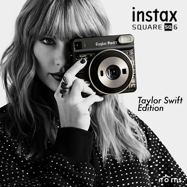 FUJIFILM富士與小天后泰勒絲共同聯名推出的拍立得相機《instax SQUARE SQ6 Taylor Swift Edition》泰勒絲親自監督設計拍立得相機，由黑色的機身搭配金色的報紙圖紋，