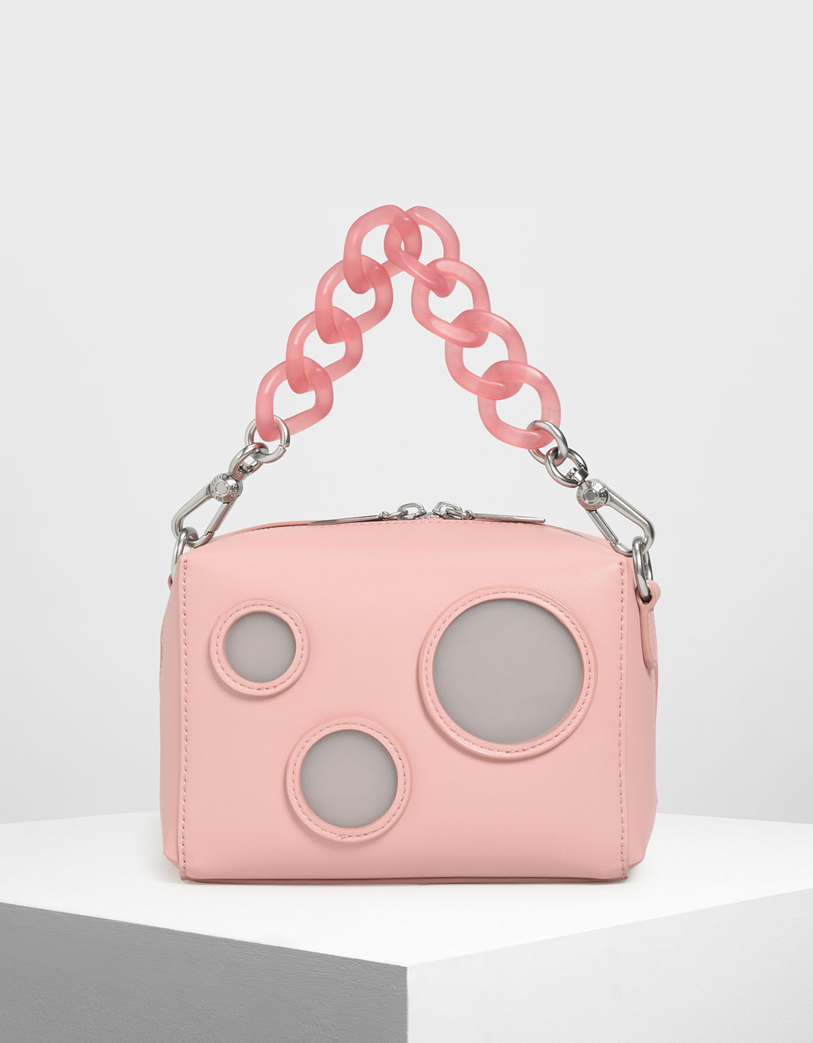 泡泡般的圓形設計，給予包款一絲趣味特質。