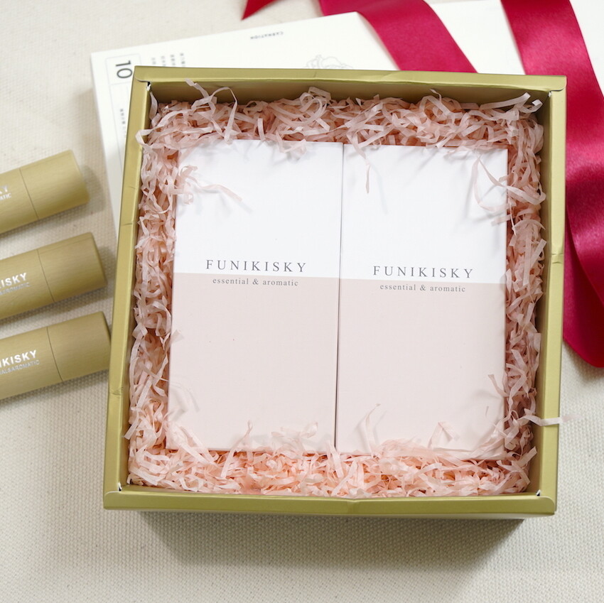 淨化空氣， 保護呼吸道，清新香氣，收斂毛孔。 【FUNIKISKY】雪松精油 具有生命治癒之象徵，清澈純淨的木質香氣， 有助冥想沈思清除雜念。安撫緊張跟焦慮，驅趕負面精神， 並給人帶來啟發及靈感。 【