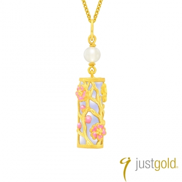 ● 淡粉梅花綻放包覆圓柱藍玉髓● 象徵著被愛與幸福包圍其中● 本商品不含鍊