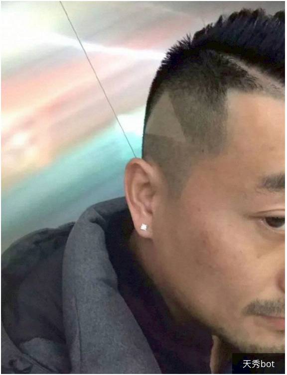 Gaya rambut dengan ikon 'Play'