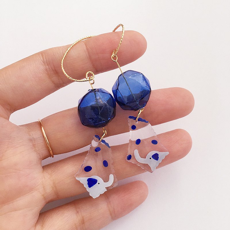 大象席地而坐 波點 克萊因藍 琉璃珠 耳環