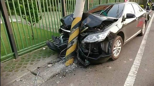 嘉義竹崎發生轎車撞電桿　車頭全毀