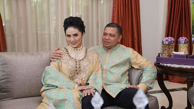 Krisdayanti dan Raul Lemos saat menggelar open house di kediamannya di Perumahan Cytruz Hytrix, Jeruk Purut, Jakarta Selatan, Minggu (25/6/2017). [suara.com/Wahyu Tri Laksono]