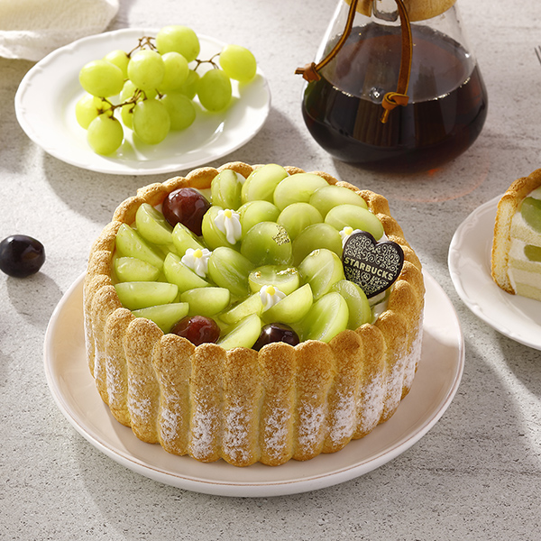 爽脆的葡萄口感與清新蘋果香氣創意搭配的「葡萄蘋果夏洛特蛋糕」，季節限量上市，6吋$1,300元。（圖片提供/星巴克）