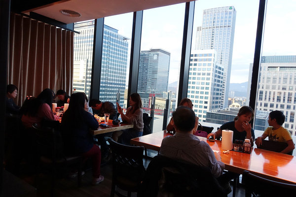 Hooters信義店-遠百信義A13餐廳推薦，HOOTERS美式餐廳大遠百14樓信義店，近看101及百萬級景觀的遠百深夜食堂，遠百信義A13聚餐餐廳