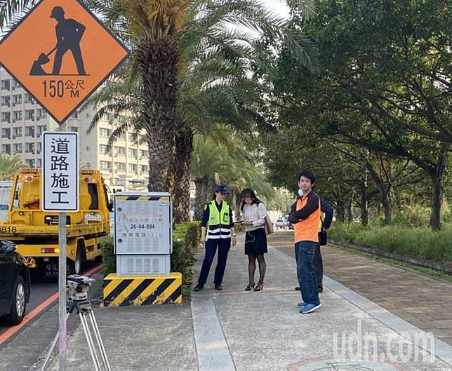 江女車輛遭聯結車撞擊，她慶幸自己僅是車損、毫髮無傷，並直呼「上帝保佑！」。記者林佩均／攝影