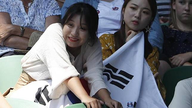 Penggemar Chung Hyeon di Rod Laver Arena. Hyeon menjadi petenis pertama asal Korea Selatan, baik di nomor putra dan putri, yang melangkah ke babak semifinal Grand Slam tenis. (REUTERS/Edgar Su)