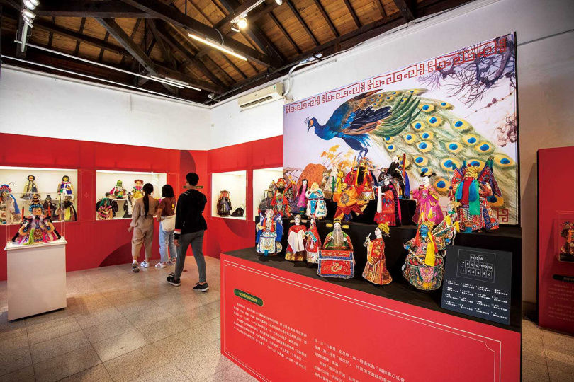 近期「屏東戲曲故事館」正在展出「新復興掌中劇團」第四代陳俊明所收藏的各式戲偶。（圖／宋岱融攝）