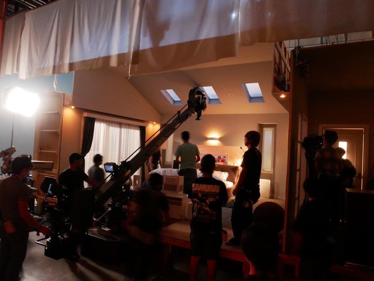 劇組搭建的伊佐山家場景。圖片來源：【裏公式】日テレドラマ＠スタッフの小部屋