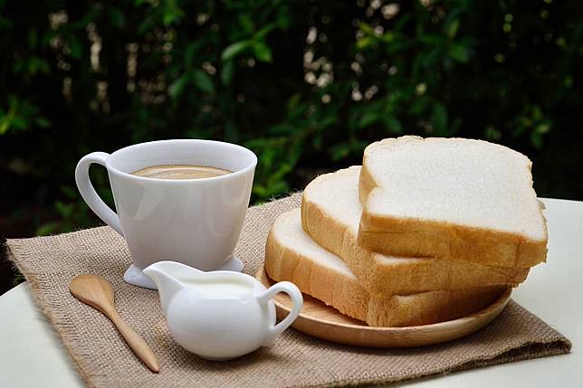 Sarapan dengan roti.