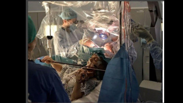 仿佛《怪醫黑傑克》劇情，邊拉琴邊開腦實錄