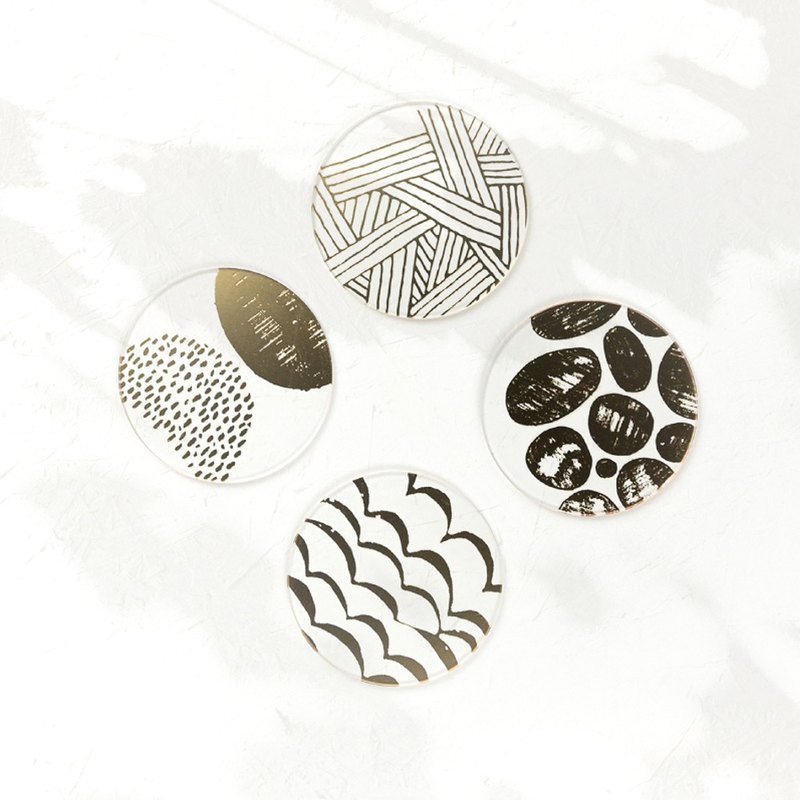 以和風的繪法，表現植物、天氣、風景。金色的華美，隔著一層薄霧，展露光芒。