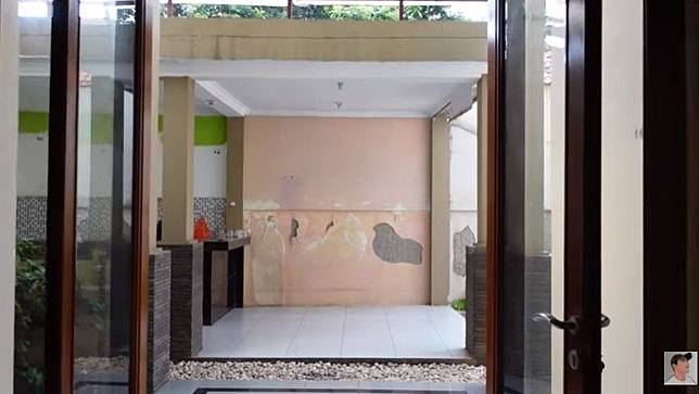 Potret rumah baru Arya Saloka. (YouTube/Sing Kye)