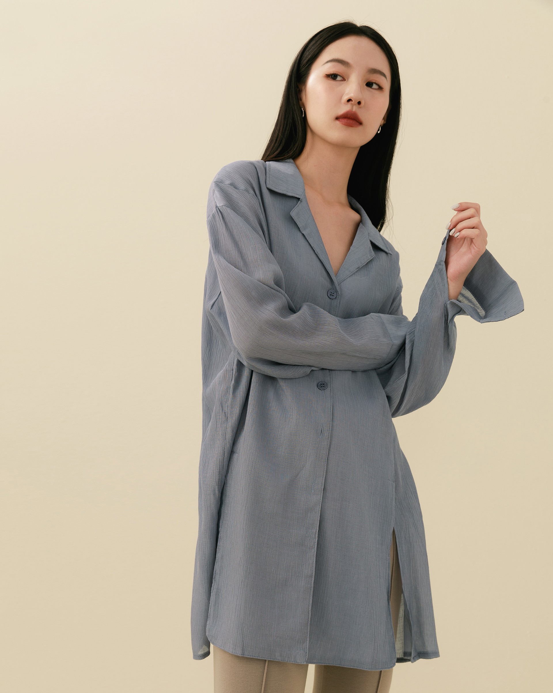 涼感雪紡面料/前開釦設計/下擺兩側有開岔/此款屬於棉麻皺摺布料/天然纖維吸濕性較大，洗滌後縮水是正常現象/不可烘乾