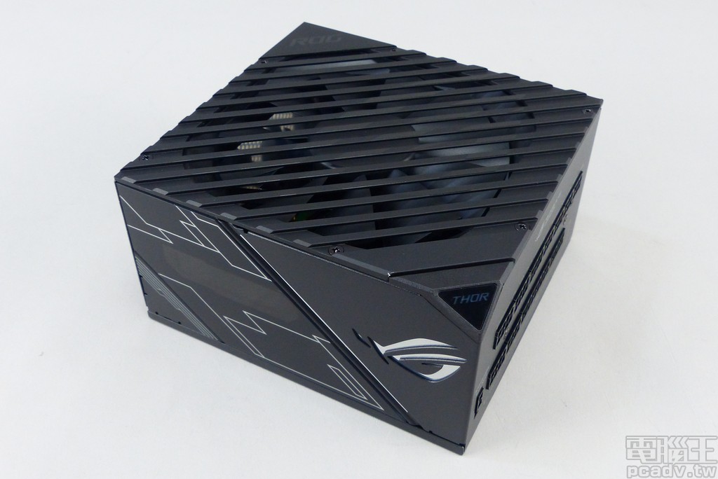 ROG Thor 850P 電源供應器採用標準 ATX 規格，深度為 160mm，其中 1 角削除並印製 Thor 字樣，具有 RGB LED 燈光效果