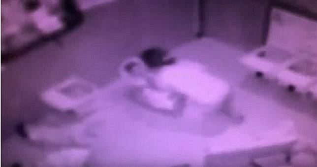 托嬰保母朝嬰兒呼巴掌、扯耳朵　被抓包嗆「有受傷嗎？」
