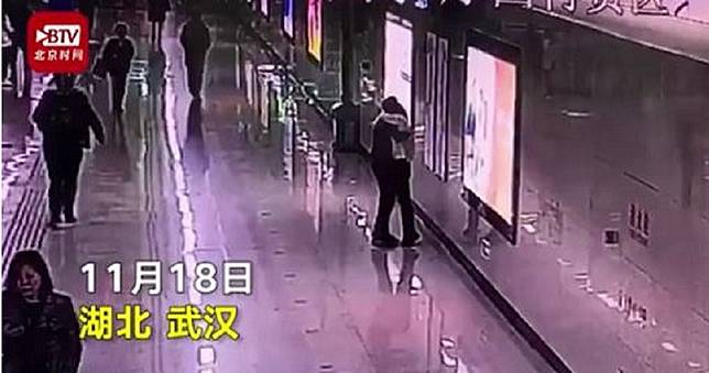 「連續加班1個月」地鐵淚崩　女子啜泣：不敢回家哭