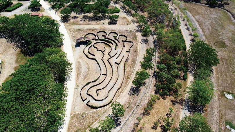 園區內的「大腳丫迷宮」，高度約成人身高的一半，適合小朋友嬉戲玩耍。（圖／宋岱融攝）