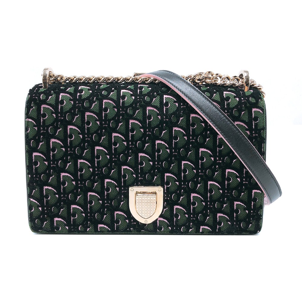 特殊絨毛logo設計內裡粉色牛皮製成多夾層收納方便 品牌：DIOR材質：布面內裡材質：牛皮尺寸：約 長25高17厚8CM規格：壓扣開口，內拉鏈袋1 內袋1可否放置A4：否配件：防塵袋/保卡來源：歐洲真