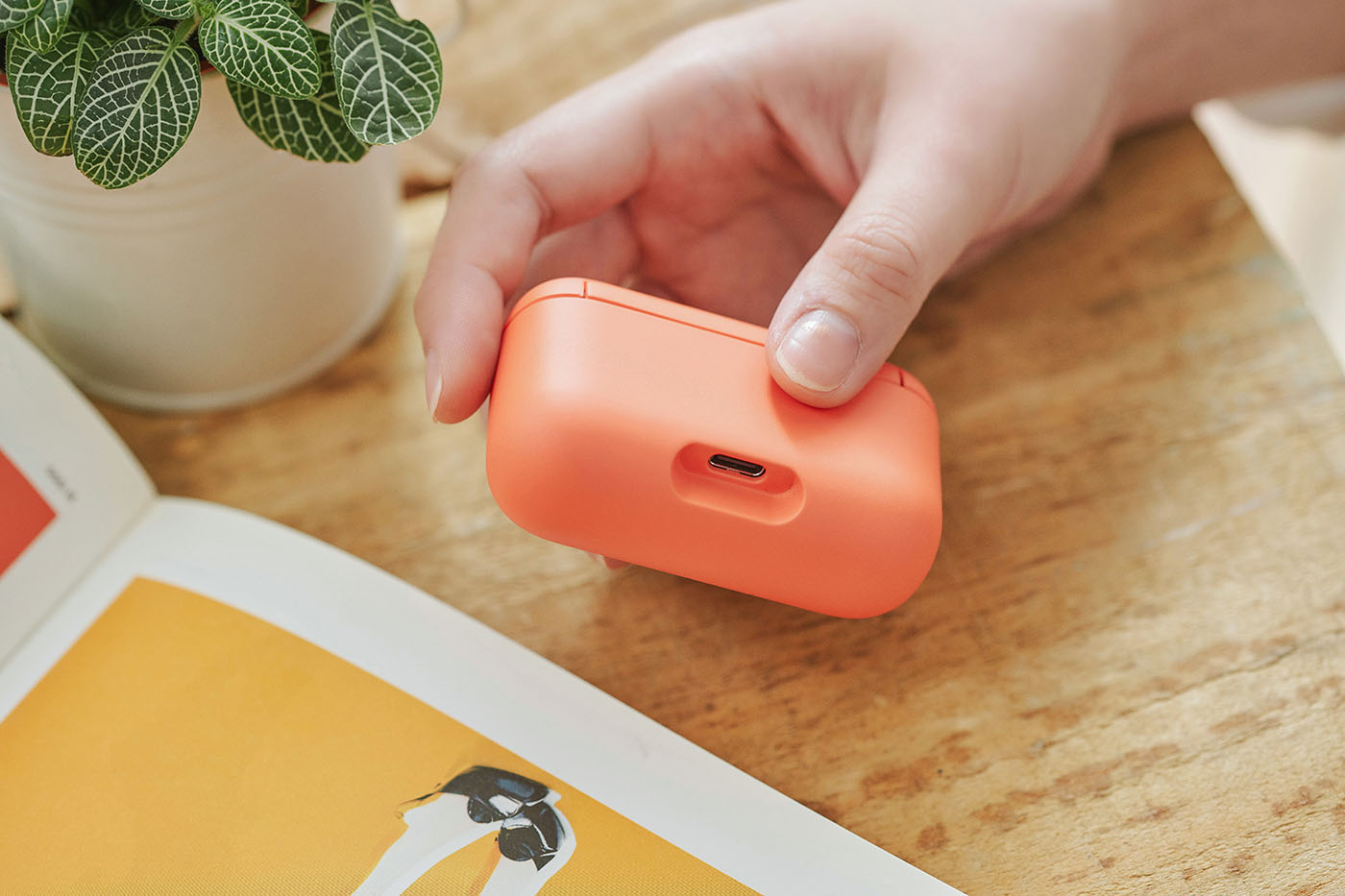 WF-H800 充電盒採用USB-C 端子設計，一如前述，擁有快充功能設計的WF-H800，可於10 分鐘充電時間創造70 分鐘聆聽時間，耳機本體的電力續航可達8小時，搭配充電盒後，則最長續航力達16 小時，足夠一般生活通勤聆聽數日使用需求。