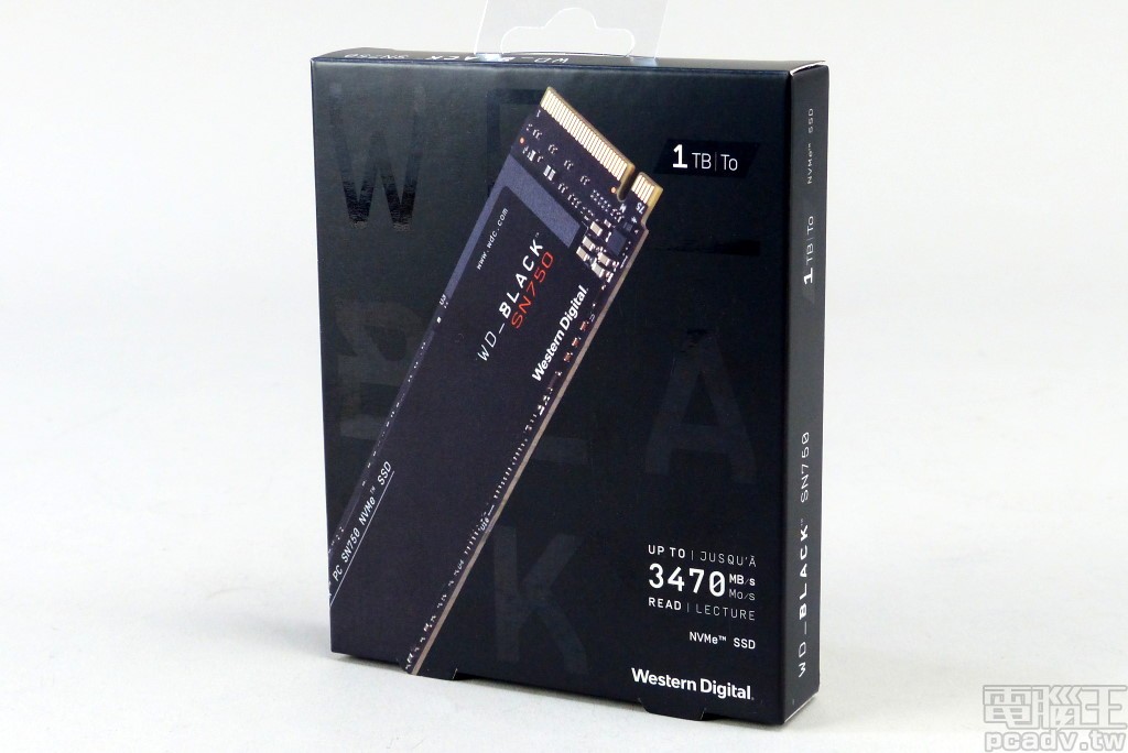 WD Black SN750 NVMe SSD 外盒包裝尺寸與先前 WD Black NVMe SSD 2018 相同，但外觀設計更有高階品項的感覺