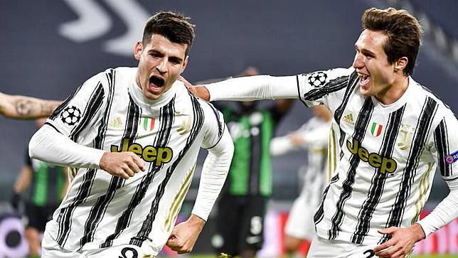 Striker Juventus, Alvaro Morata, melakukan selebrasi usai mencetak gol ke gawang Ferencvaros pada laga Liga Champions di Turin, Rabu (25/11/2020). Juventus menang dengan skor 2-1. (Marco Alpozzi/LaPresse via AP)