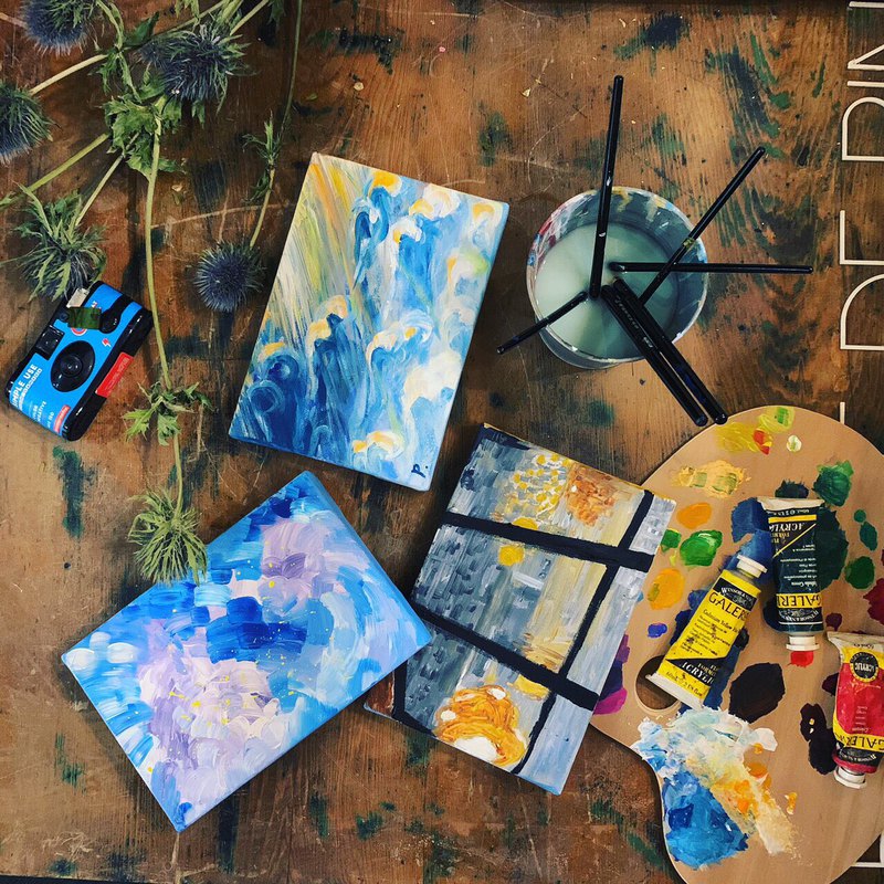 Δ 體驗包含 體驗天使牌占卜 將感受天使的過程，在畫布上呈現出來 100% 與自己對話、100% 心意 細心用心又療癒的教學體驗 準備以當下時節最美好的花材 可帶回獨一無二的成品 保持乾燥，可放置 1