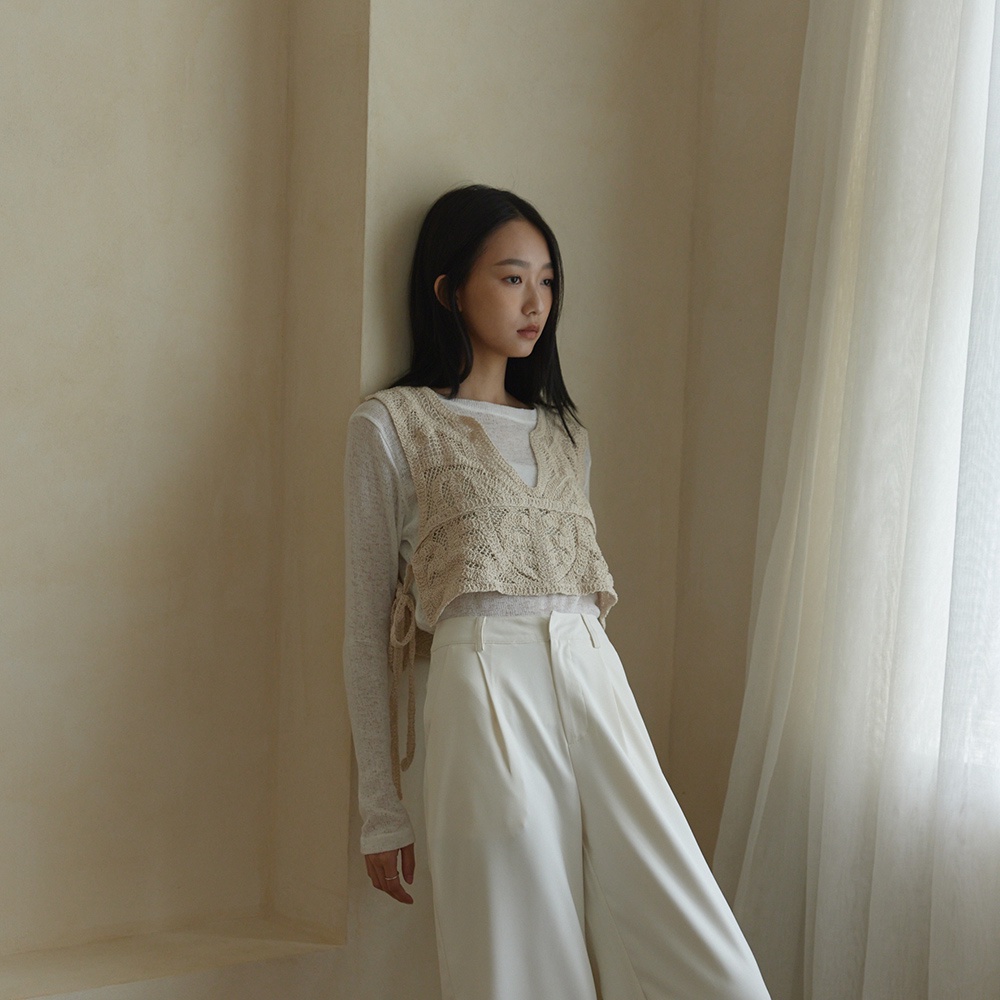 QUEENSHOP_ F V領簍空編織綁帶外罩背心 現+預【02071457】