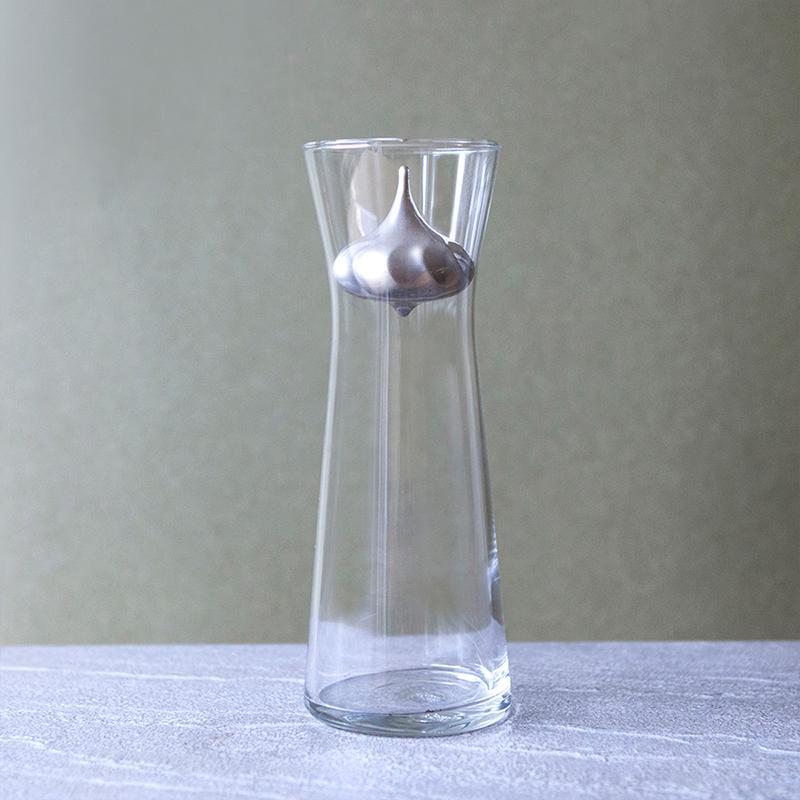 產品介紹 沐雨醇酒器 • 獨家錫製醒酒 ，醇厚口感層次 (適用各種酒款) • 陀螺造型設計，實用的東方居家美學 • 九道工序，手工精修細磨造就完美 • 淨化水質、抑菌且不易氧化 • 採用純錫製造，安全