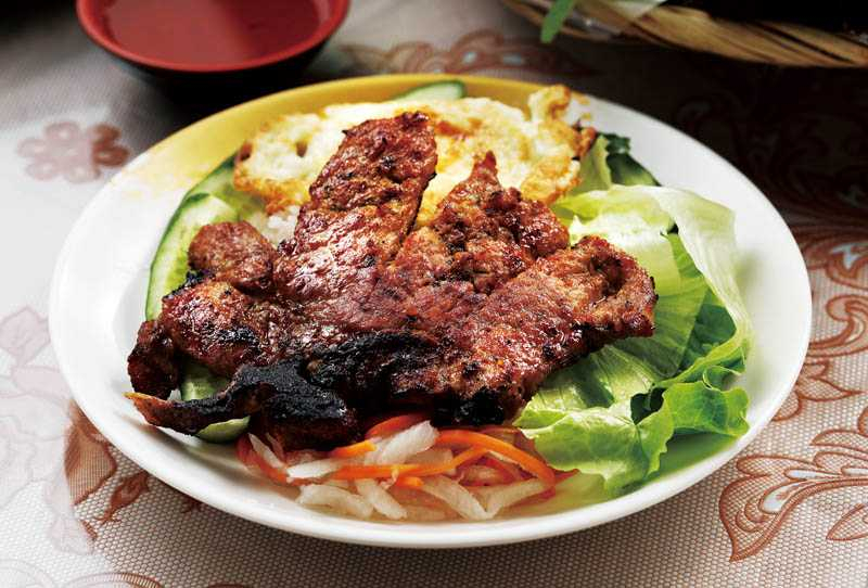 堅持現點現烤的「烤排骨飯」醃製入味，愈嚼愈香。（100元）（圖／于魯光）