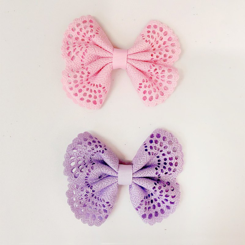 -手工製作精緻又時尚 -簡潔大方的彩色緞帶風格 -採用不鏽鋼鱷魚夾材質製成 -小孩、媽咪都可戴，適合所有女孩的夢幻髮飾 -防滑軟墊設計，髮量多、髮量少都不易滑落 -防滑墊片與頭髮接觸零觸感，悄悄帶上小