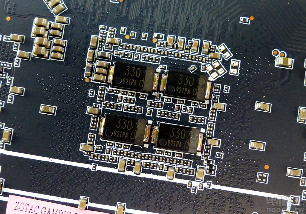 ▲ 顯示繪圖晶片 TU116 相對應的電路板背面，安排 4 顆 Panasonic 導電性高分子鋁電解電容 SP-Cap，單顆容量為 330μf。