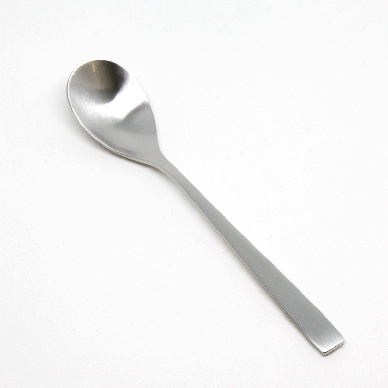 日本製 燕振興SUNAO系列 不鏽鋼晚餐刀 素材: 18-8不鏽鋼生產國: 日本尺寸:晚餐刀: 長20.7x寬2.1cm 重量: 58g晚餐叉: 長19.4 x寬2.5cm重量: 45g晚餐匙: 長1