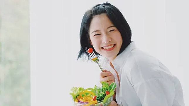 Makan buah dan sayur organik bisa membantu menyeimbangkan hormon dalam tubuh. (Foto: shutterstock)