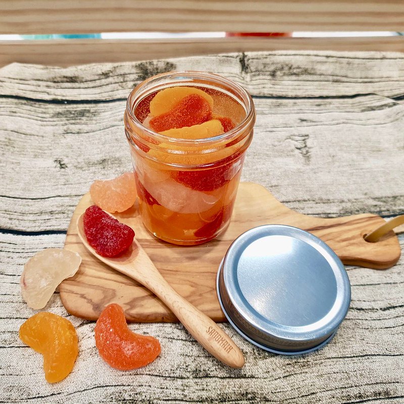 我們想帶您一起玩樂生活，透過簡單的步驟來體驗手作的溫度，運用不同蠟材與技巧輕鬆完成屬於您風格的創意蠟燭，您只要帶著輕鬆愉快的心情前來，體驗我們為您準備好的各種工具和材料，感受手作的樂趣，還有精緻下午茶