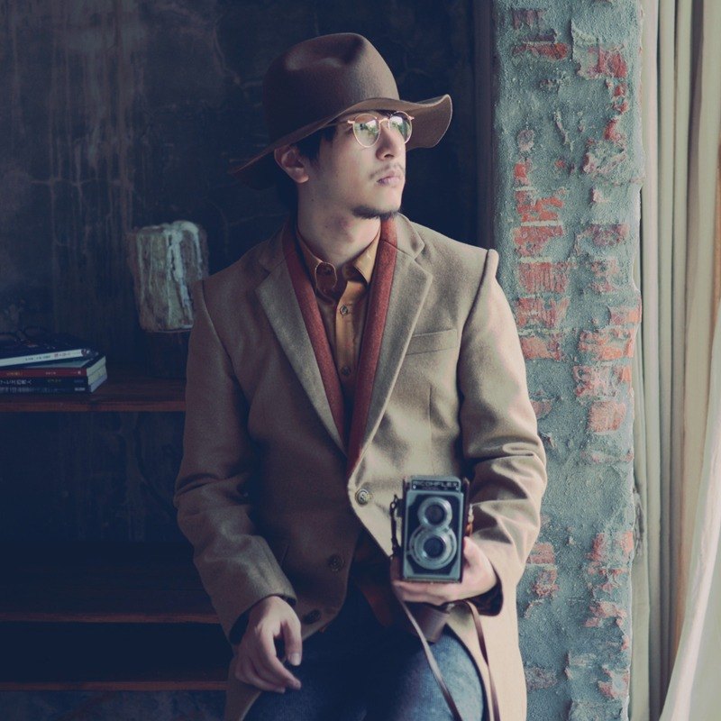 硬挺厚實的義大利進口羊毛面料 與柔順如肌膚般的日本絲光內裏組合 不需贅言就能理解到他的與眾不同