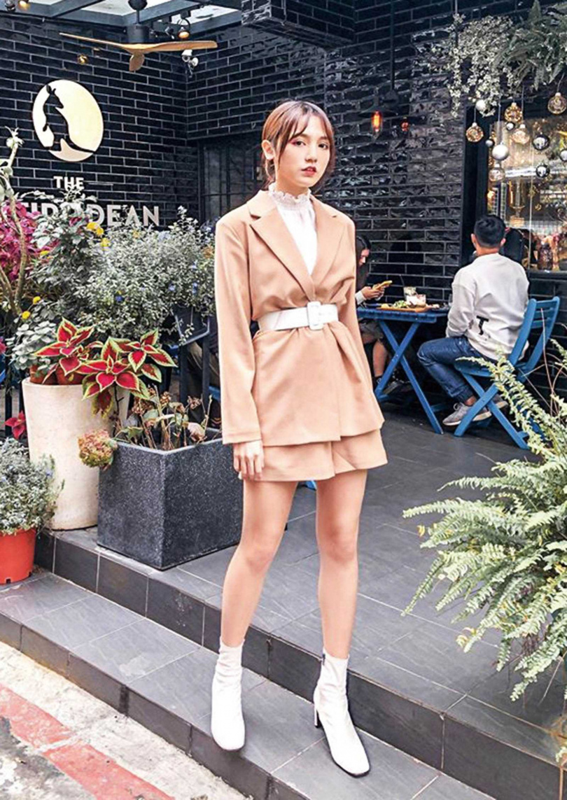 Dora在西裝外加上白色腰封，再搭配白色短靴，正式中散發甜美感。（圖／翻攝自Dora IG）