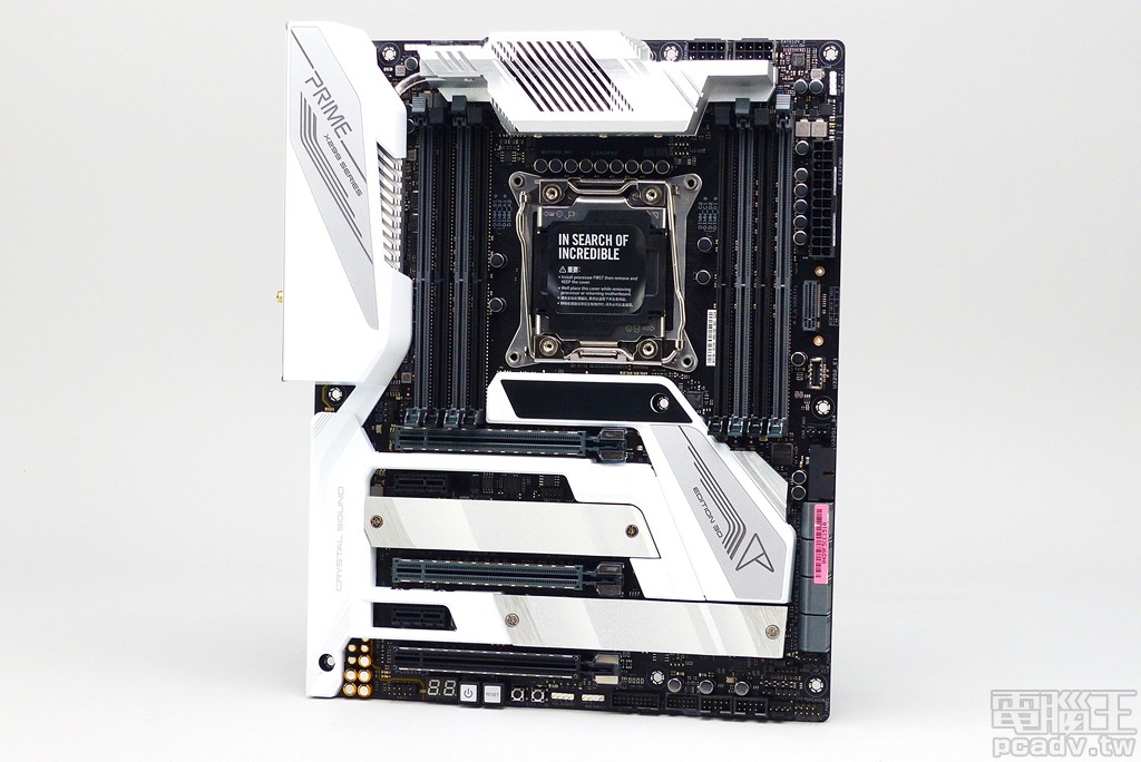 Asus Prime X299 Edition 30 主機板，塑膠飾蓋採用銀白色風格，電路板則是選用黑色防焊漆。