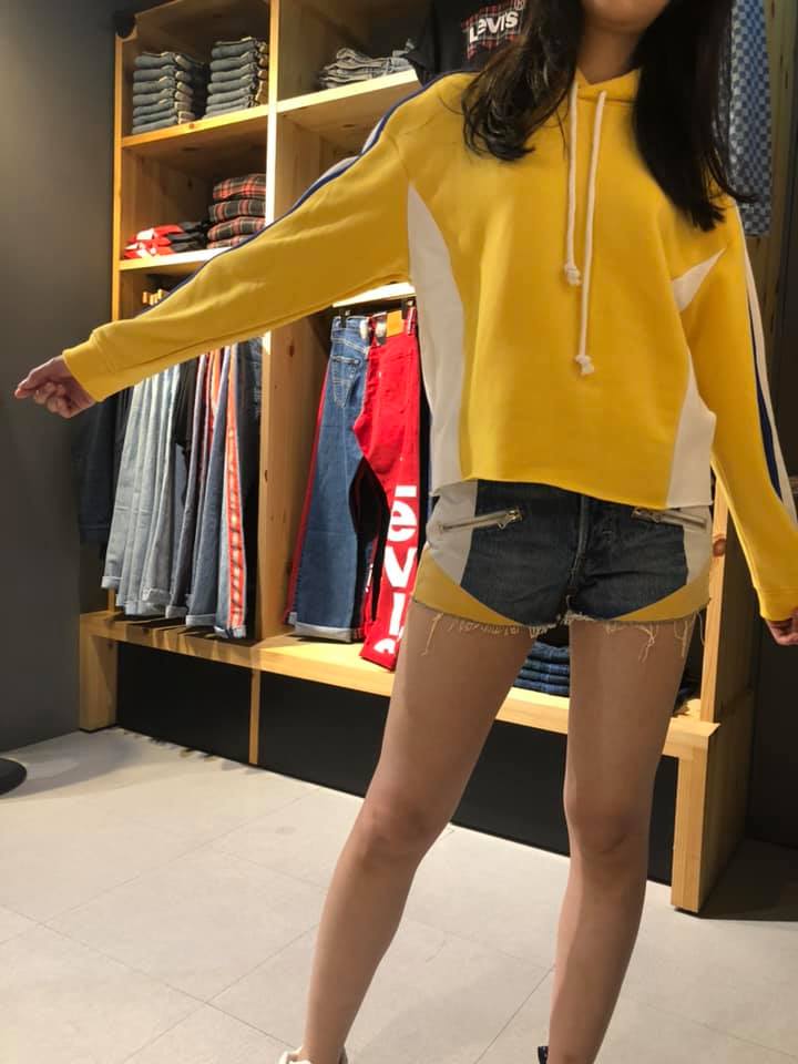 貨號：69808-0001levis 女款 中短版運動帽t / 復古撞色邊條 / 刺繡字母logo / 鵝黃