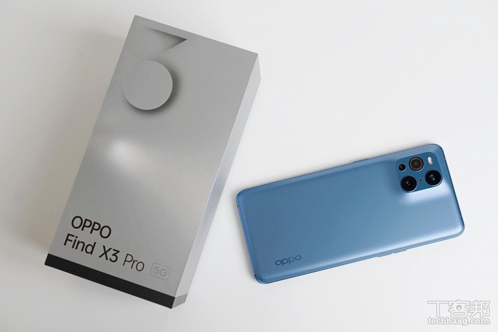 OPPO Find X3 Pro 分成鏡黑和霧藍兩款，售價 32,990 元。