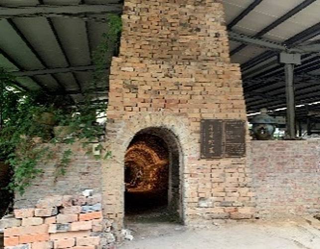 ▲園區內仍保留有一座台灣少數現存的老蛇窯，迄今也仍在執行燒陶創作。（圖/添興窯）