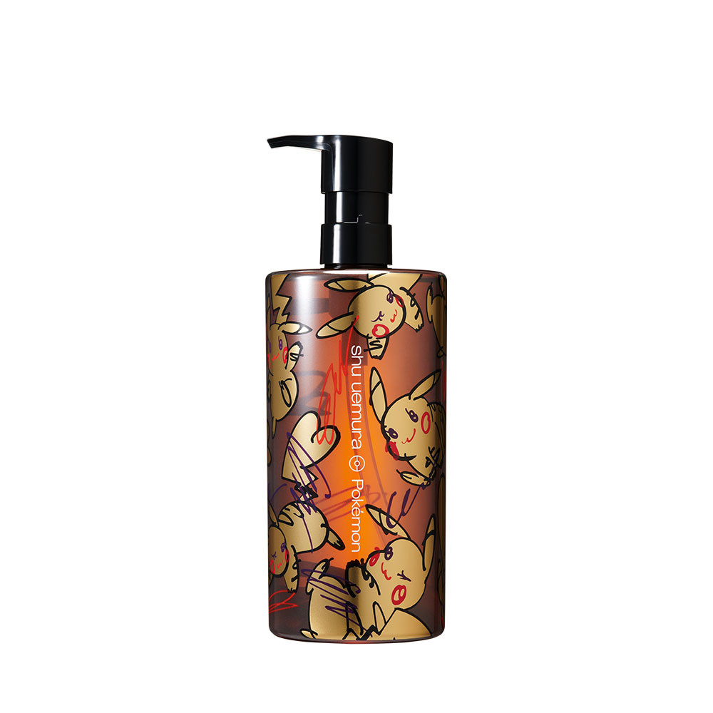 shu uemura x Pokémon限量聯名彩妝系列【全能奇蹟金萃潔顏油】，擁有可愛又時尚的包裝，經典潔顏油搭配迷人的皮卡秀圖案，每天使用卸妝油清潔卸妝都能擁有好心情。